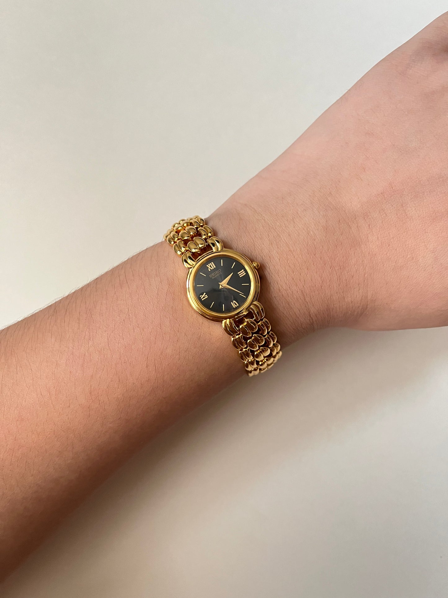 Classic and Elegant Gold Tone Seiko Watch with Black Round Dial