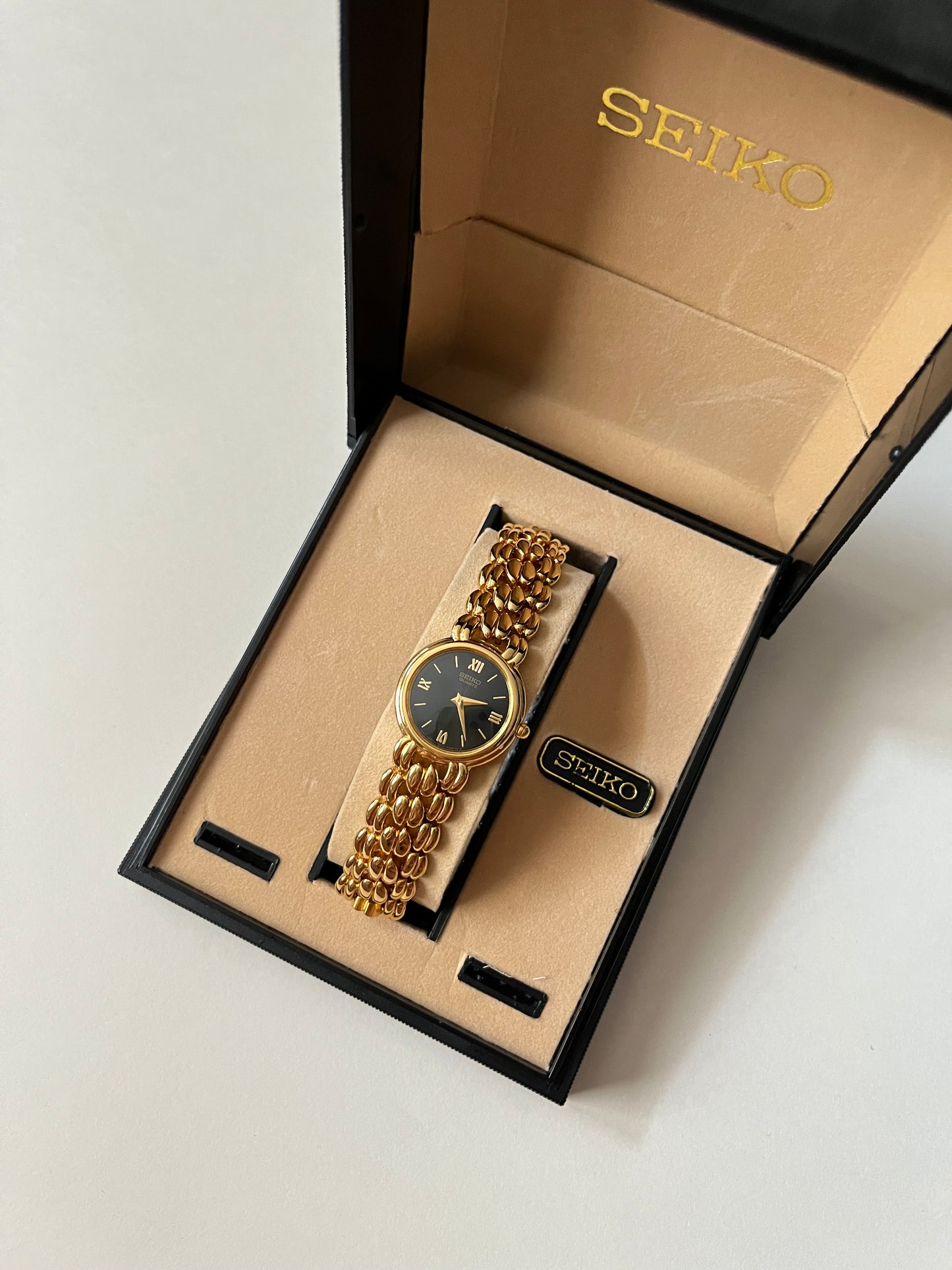Classic and Elegant Gold Tone Seiko Watch with Black Round Dial