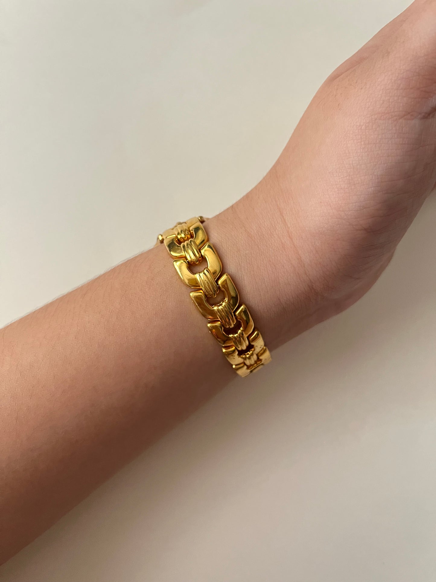 Gold Tone Classic Pulsar Watch with Round Dial